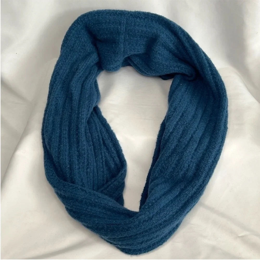 ๐ GAP Infinity Scarf - Picture 1 of 6